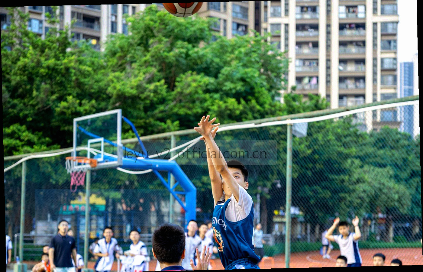 足球场边线斜切构图与抽象数据面板叠加